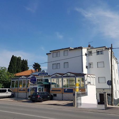 Guesthouse Varnica Kaštel Lukšić Exteriör bild