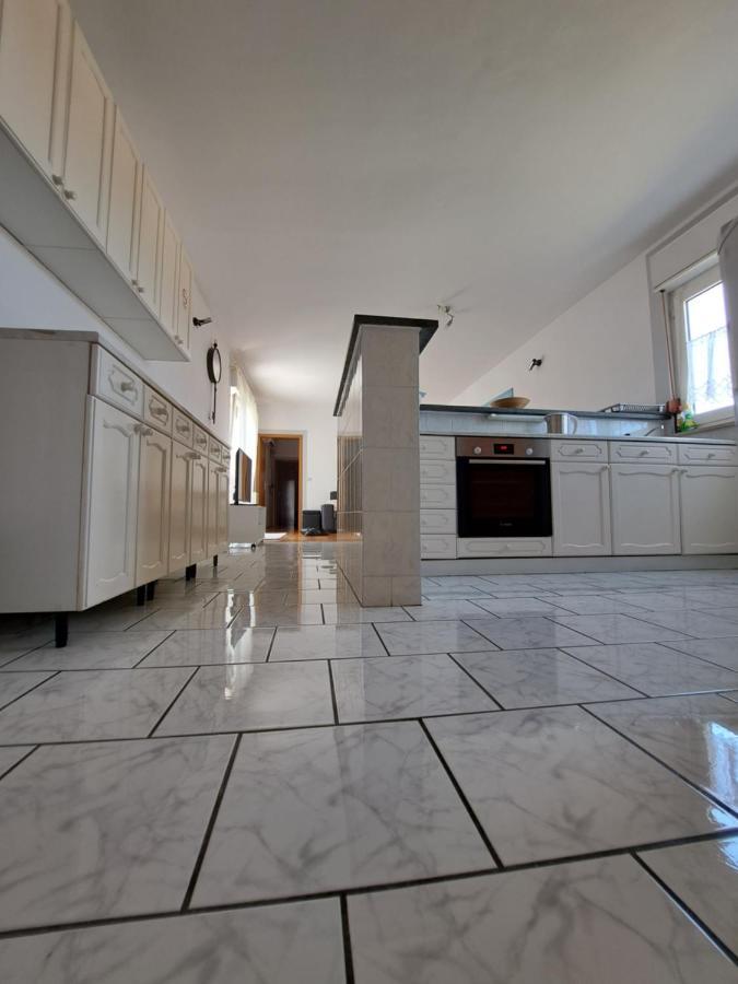 Guesthouse Varnica Kaštel Lukšić Exteriör bild