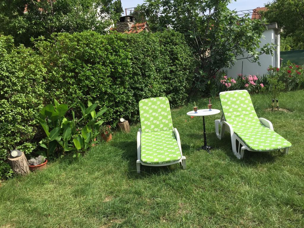 Guesthouse Varnica Kaštel Lukšić Exteriör bild