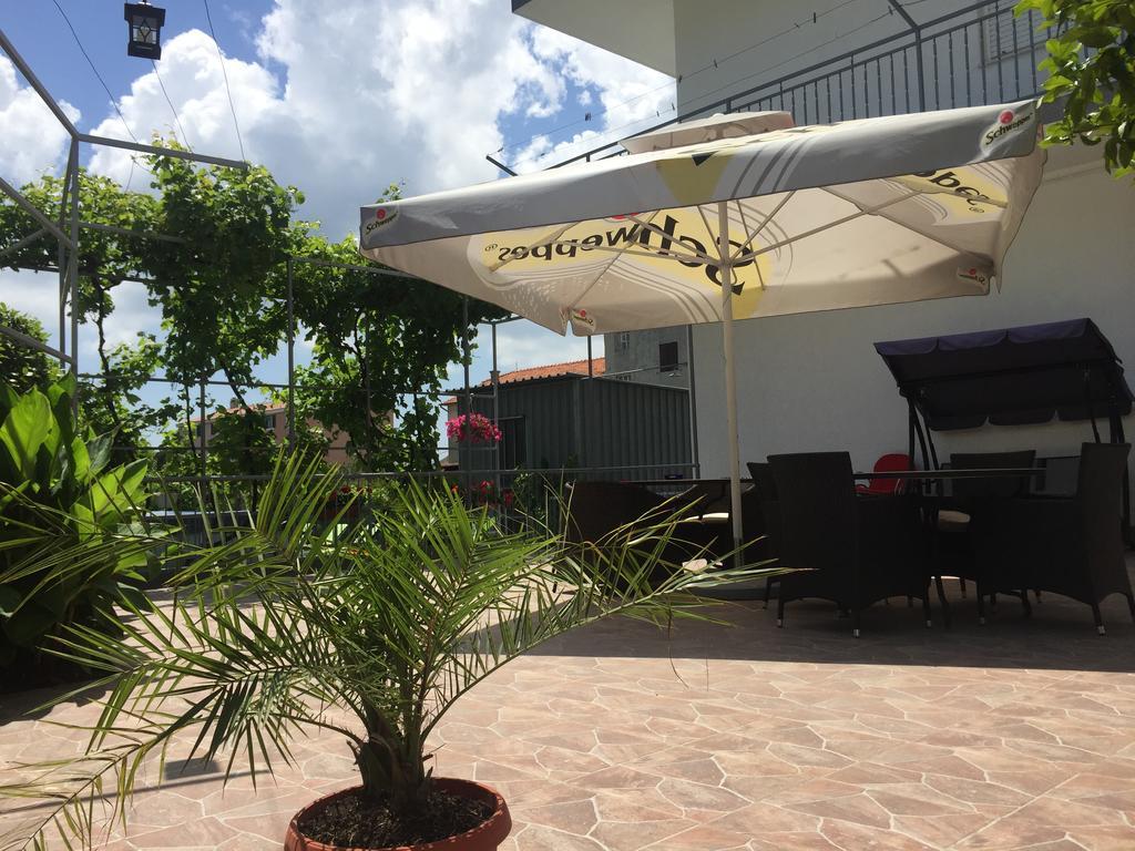 Guesthouse Varnica Kaštel Lukšić Exteriör bild