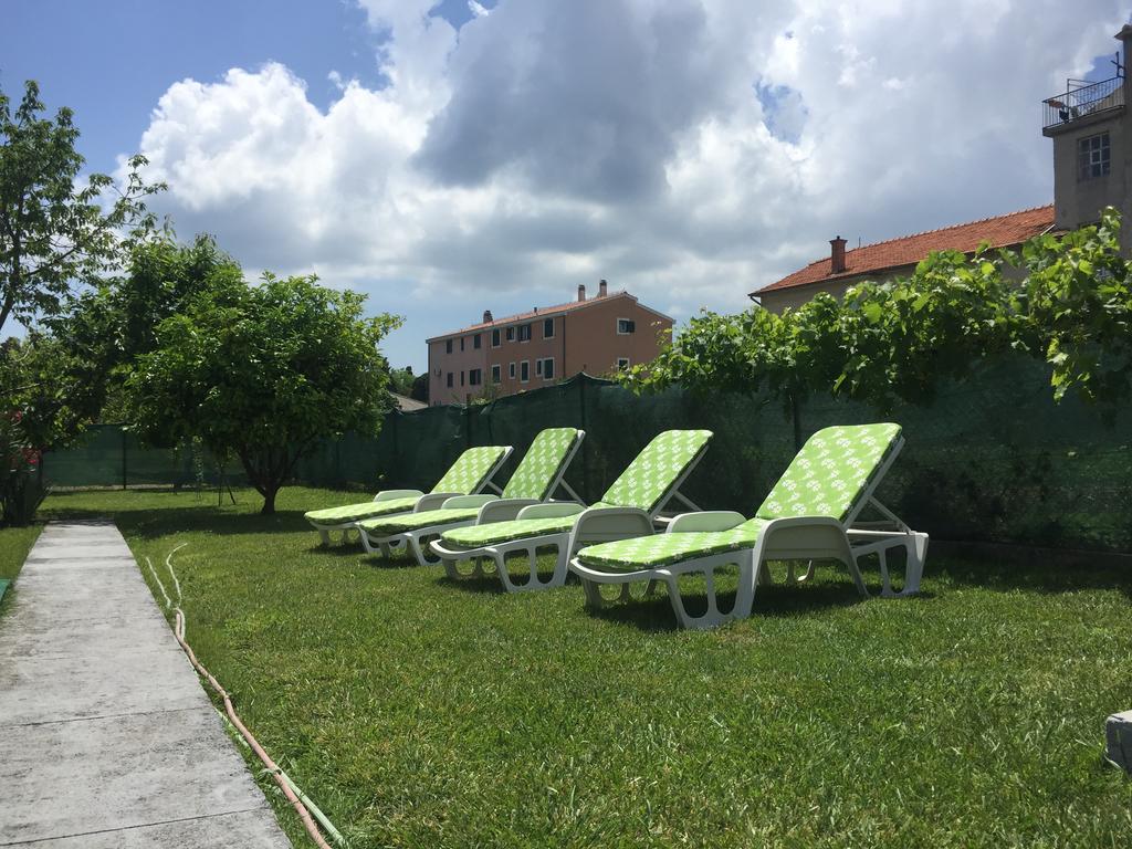 Guesthouse Varnica Kaštel Lukšić Exteriör bild