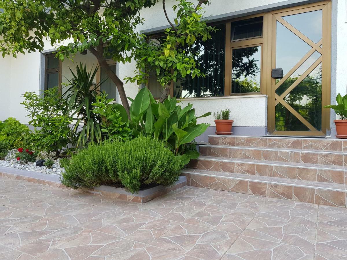 Guesthouse Varnica Kaštel Lukšić Exteriör bild