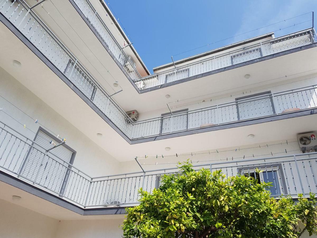Guesthouse Varnica Kaštel Lukšić Exteriör bild